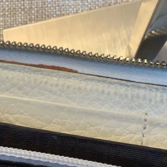 Gucci Pale Green Leather Zip Wallet with Tassel - Picture 11 of 14